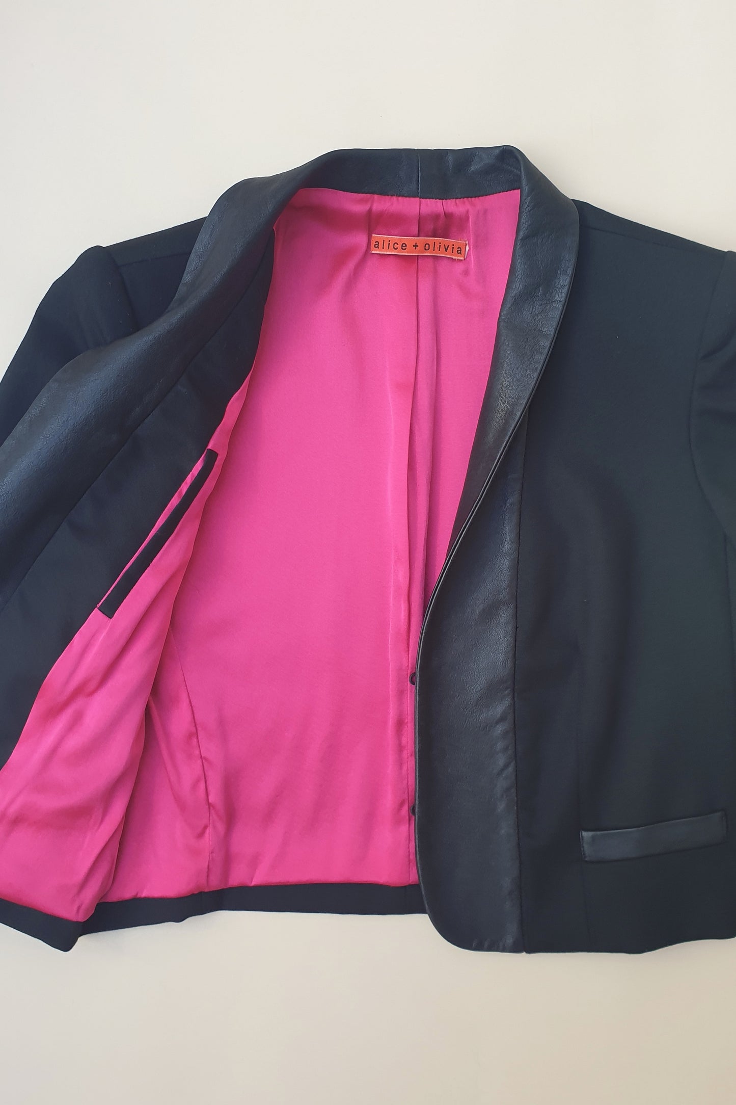 Gorgeous cropped tuxedo jacket from Alice + Olivia Size 6