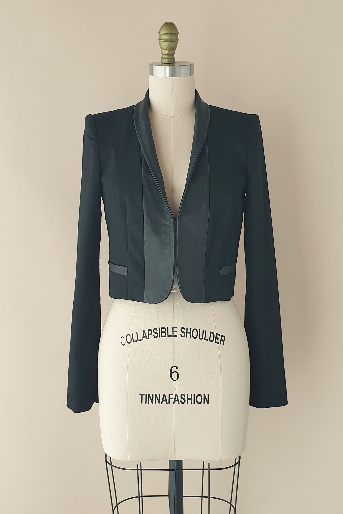 Gorgeous cropped tuxedo jacket from Alice + Olivia Size 6