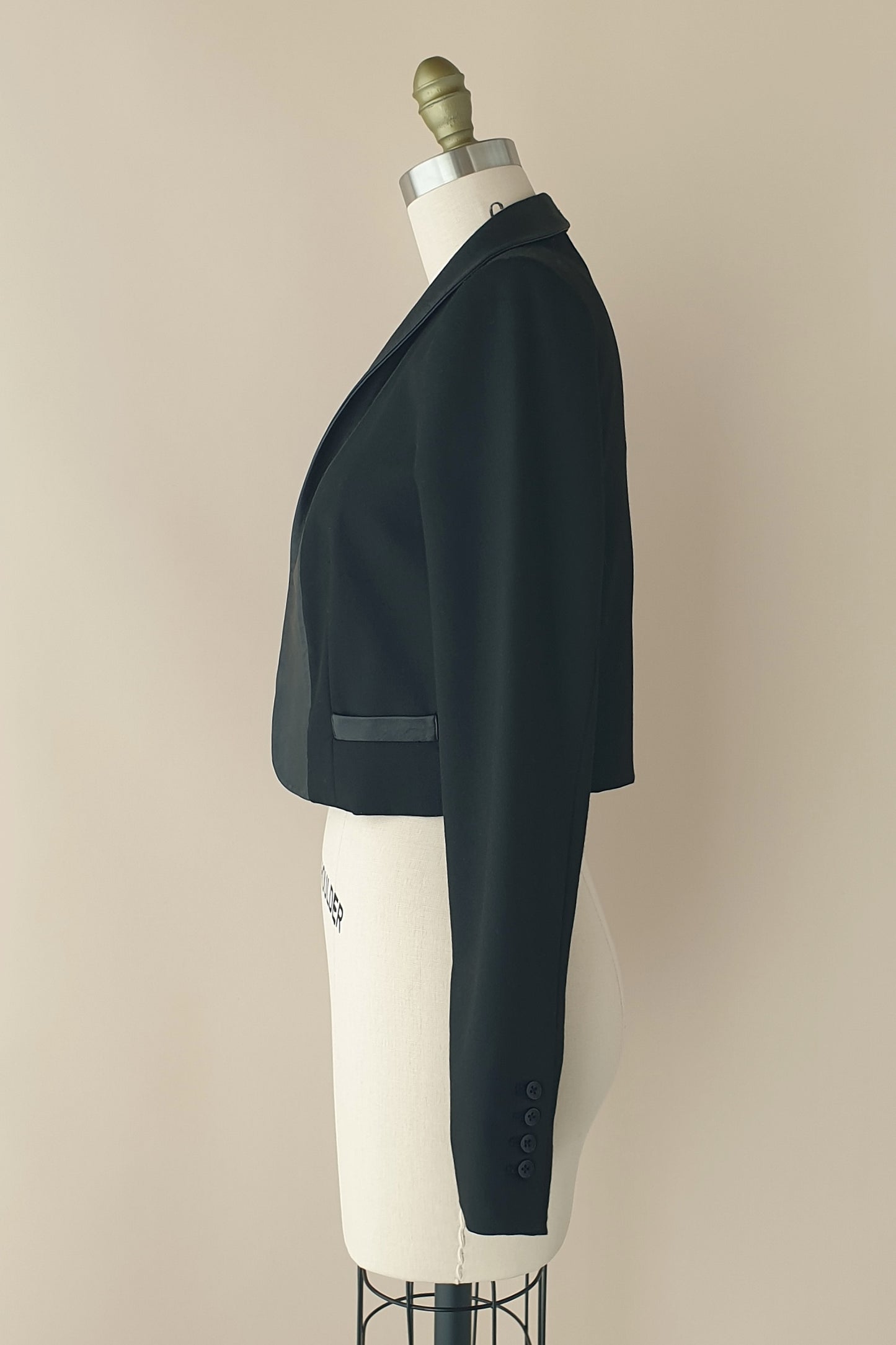 Gorgeous cropped tuxedo jacket from Alice + Olivia Size 6