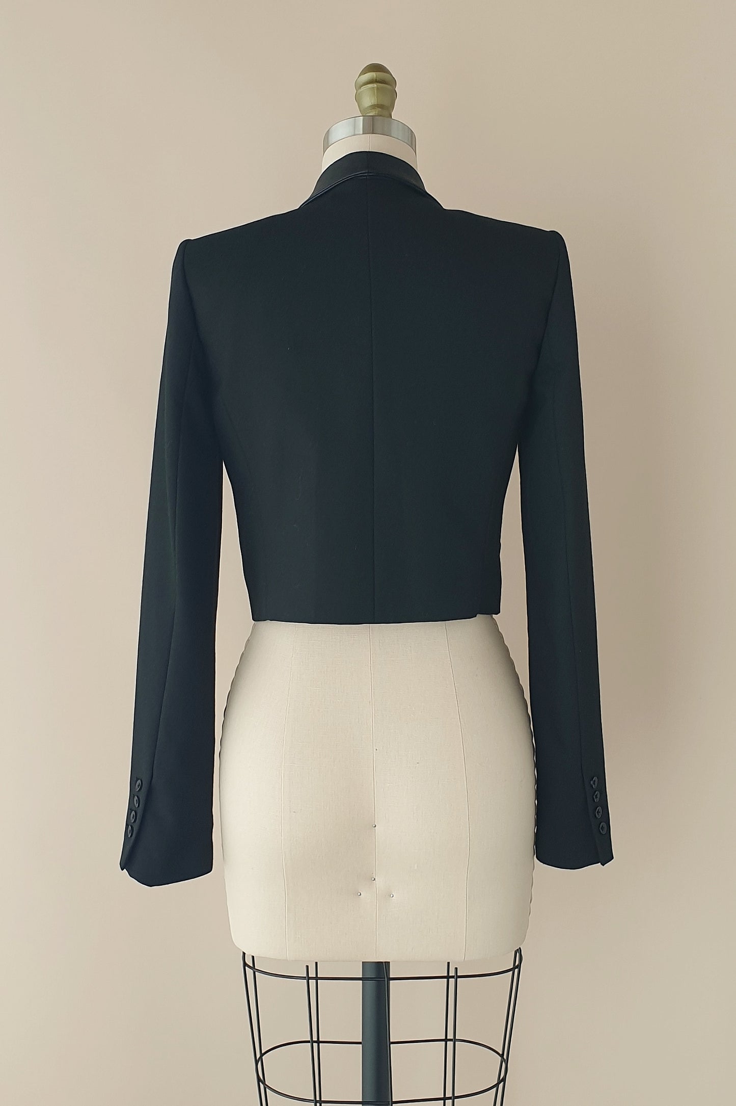 Gorgeous cropped tuxedo jacket from Alice + Olivia Size 6