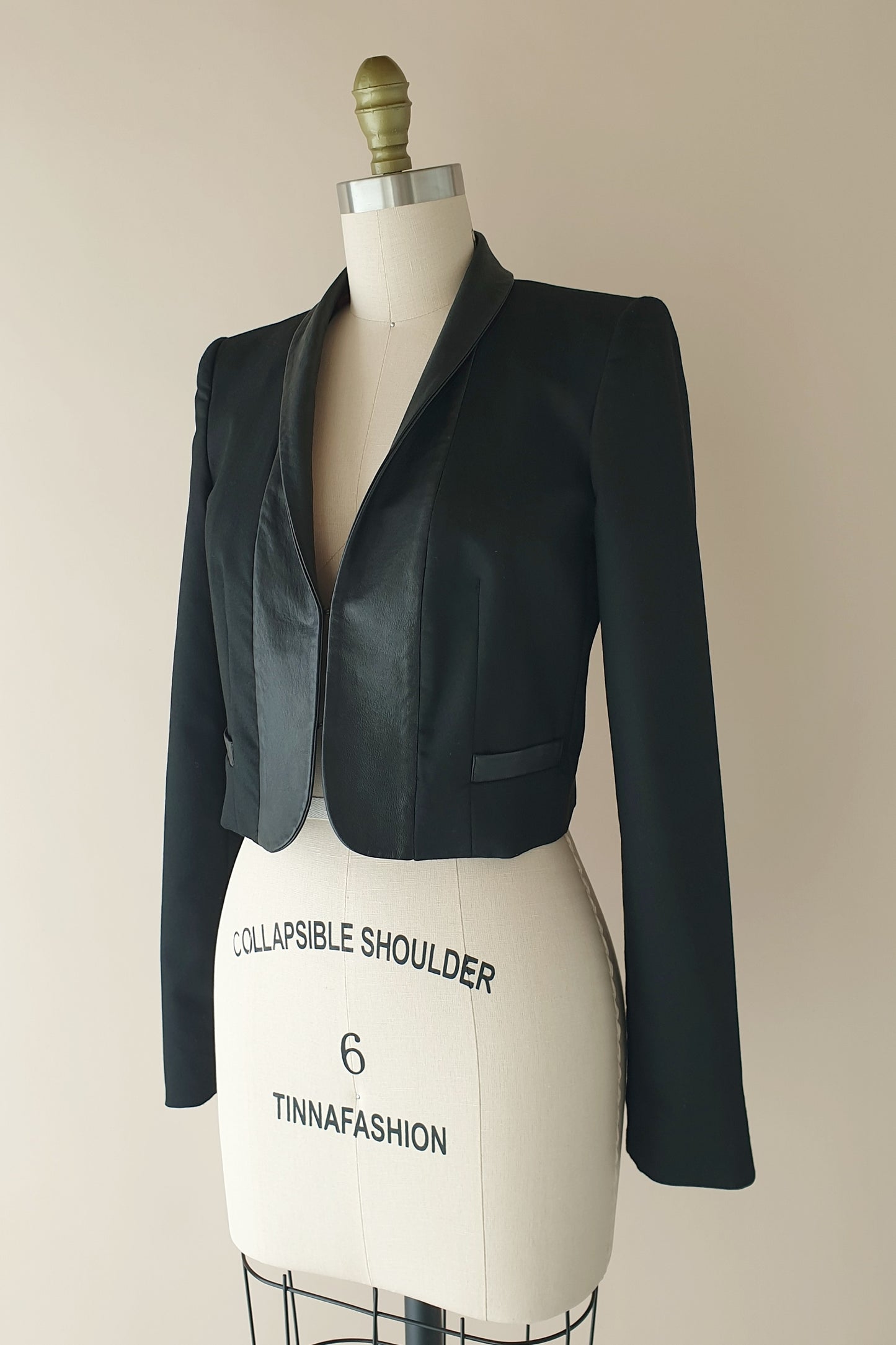 Gorgeous cropped tuxedo jacket from Alice + Olivia Size 6