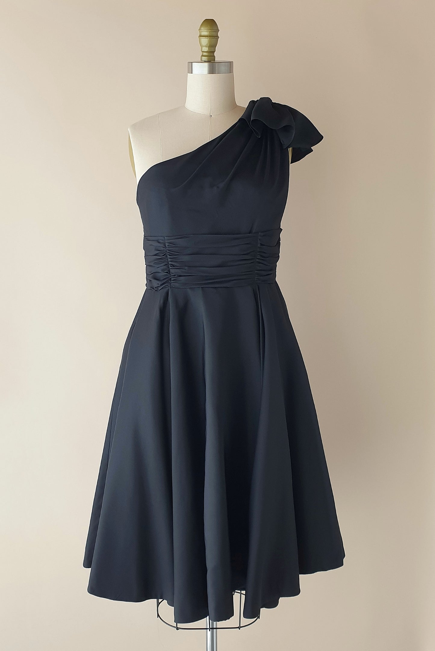 Absolutely stunning silk dress by Alex Perry Size XS/S