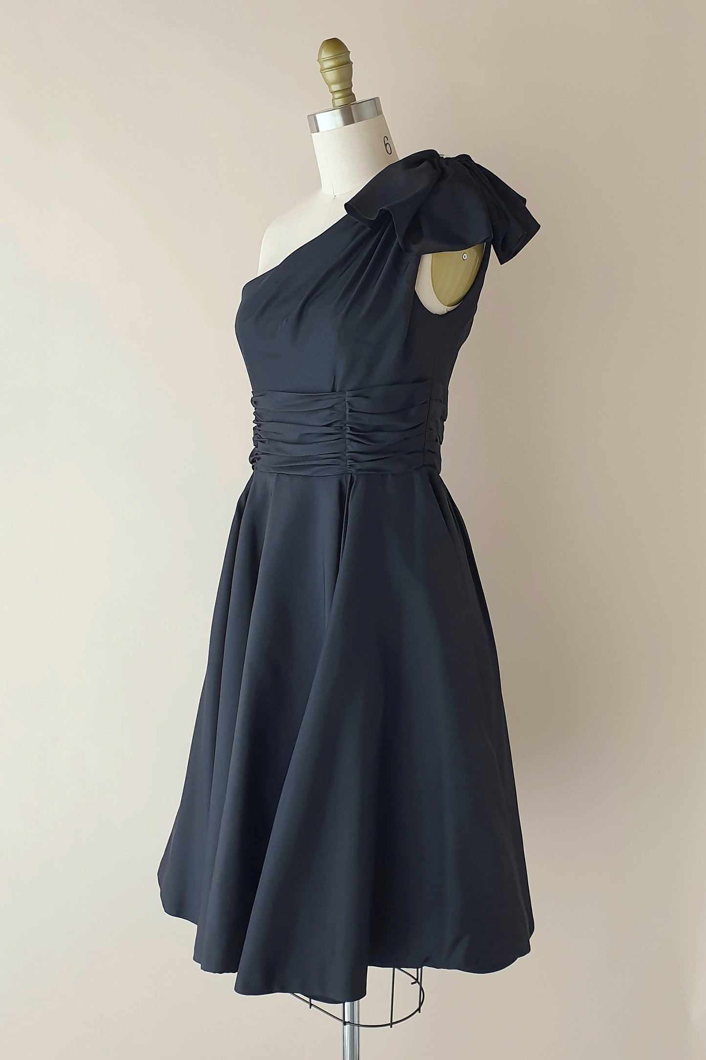 Absolutely stunning silk dress by Alex Perry Size XS/S