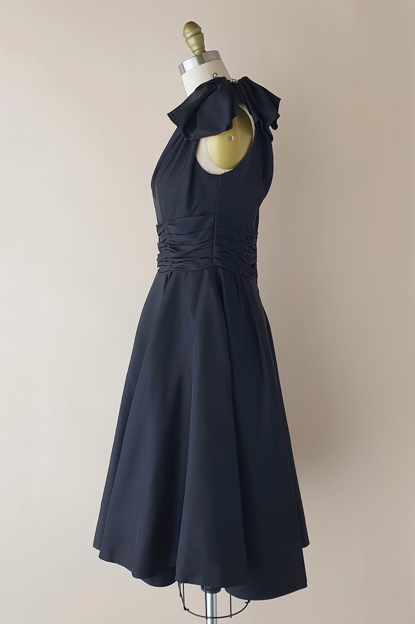 Absolutely stunning silk dress by Alex Perry Size XS/S