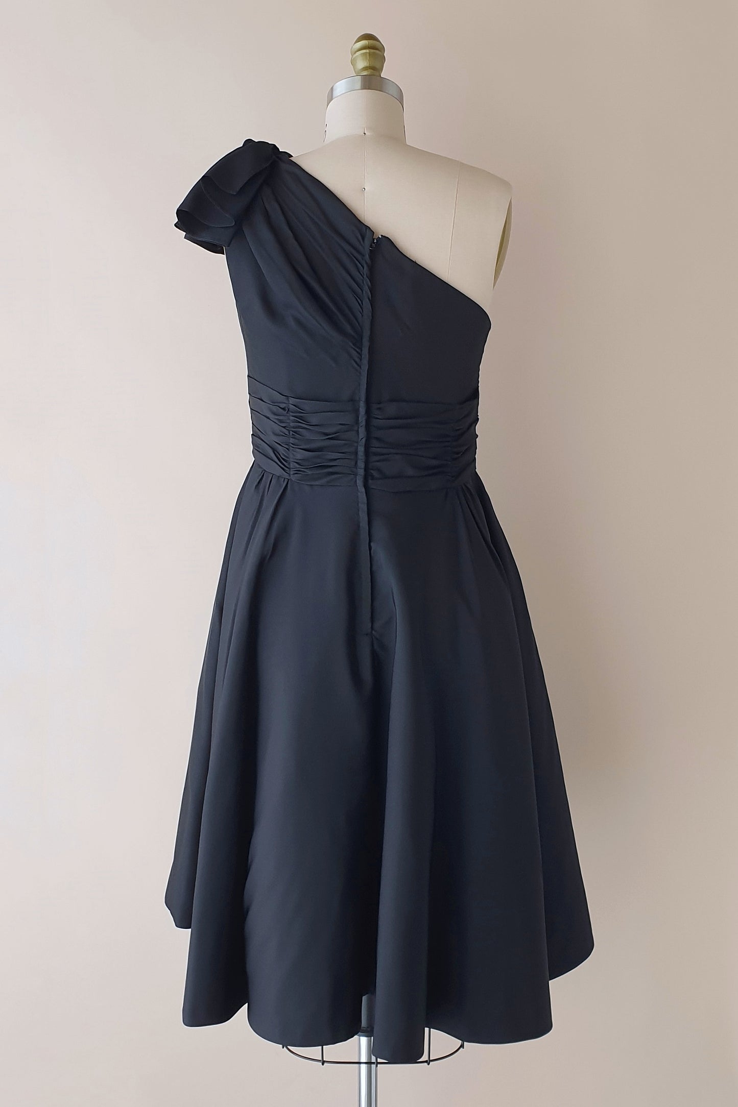 Absolutely stunning silk dress by Alex Perry Size XS/S