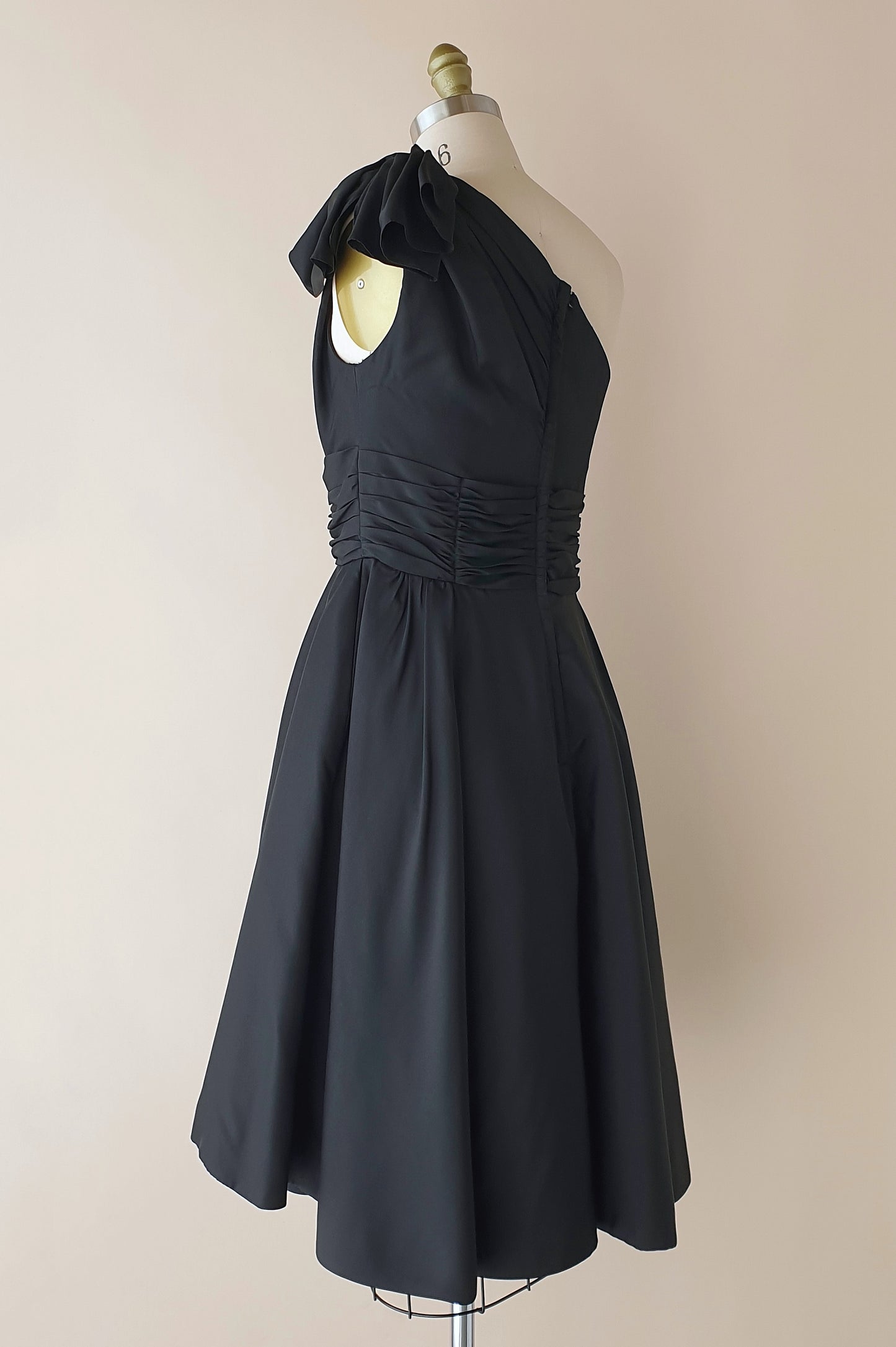 Absolutely stunning silk dress by Alex Perry Size XS/S