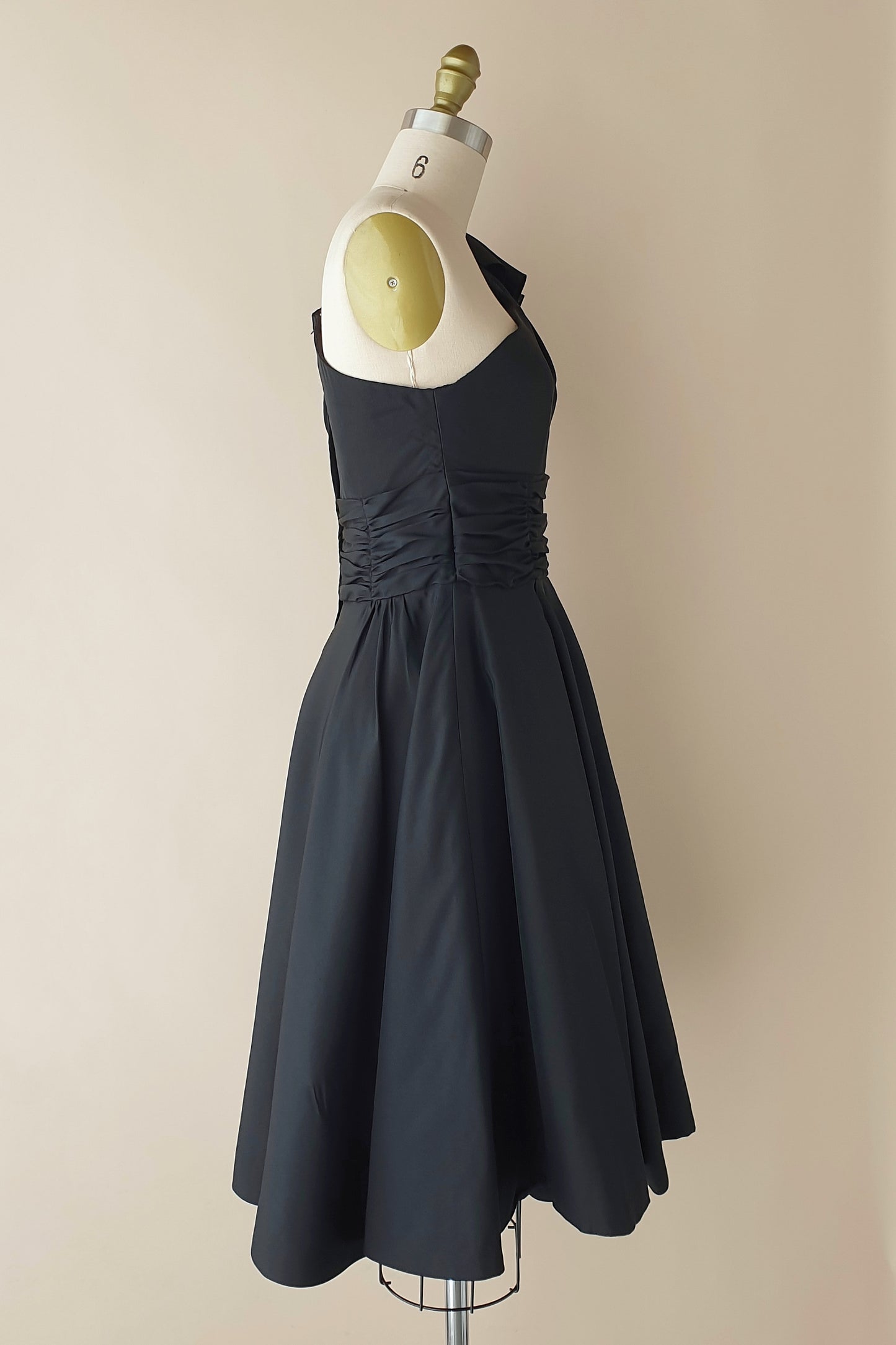 Absolutely stunning silk dress by Alex Perry Size XS/S