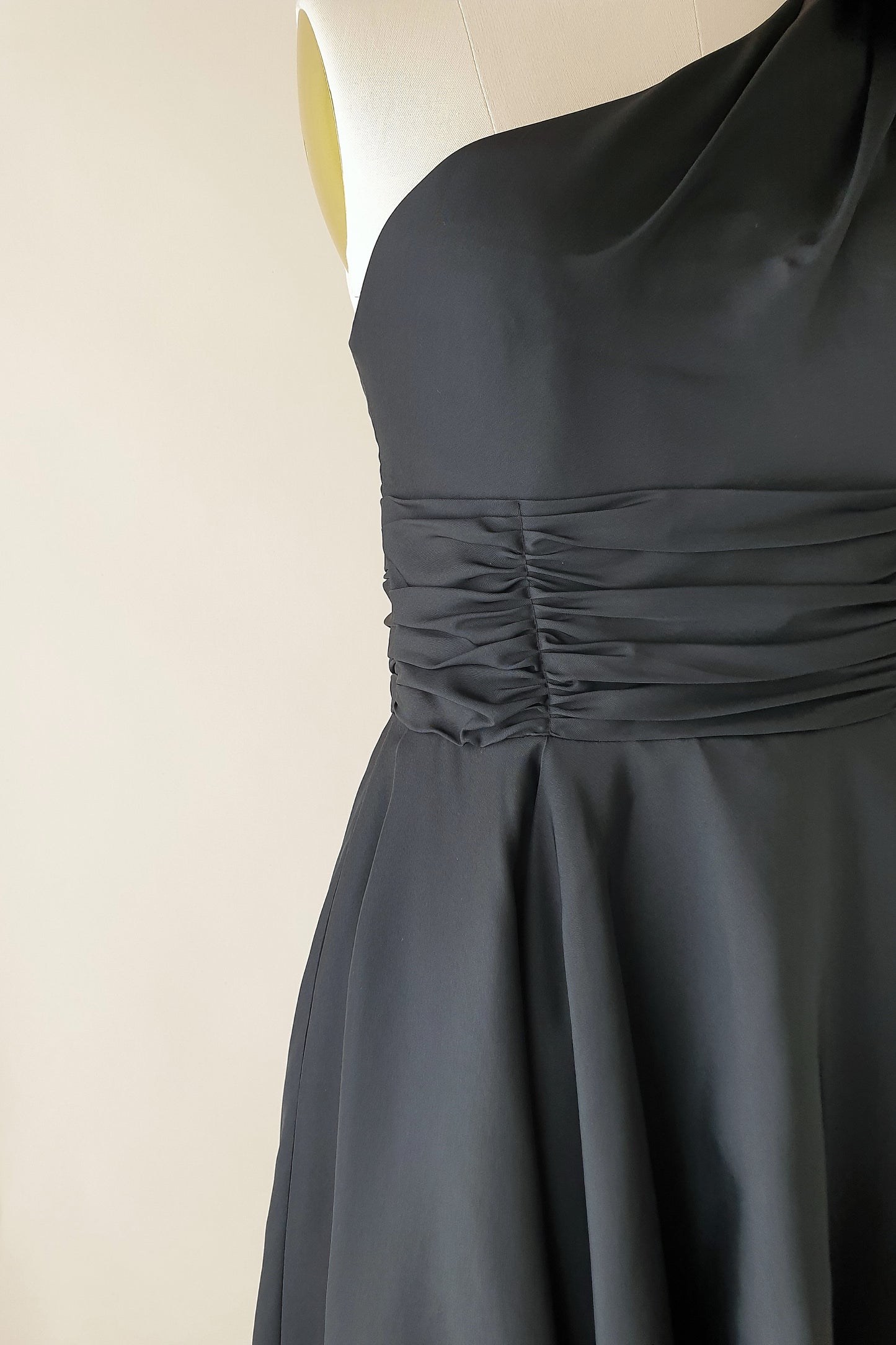 Absolutely stunning silk dress by Alex Perry Size XS/S