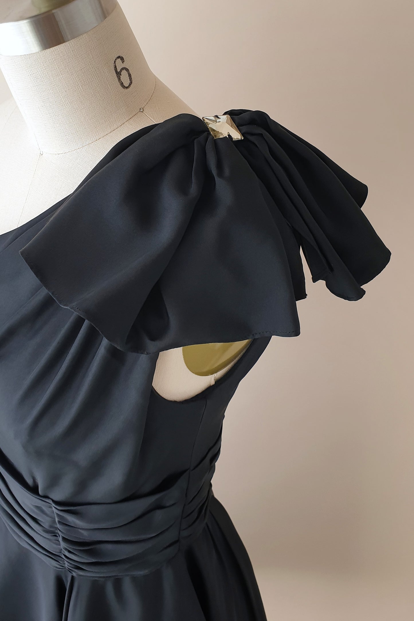 Absolutely stunning silk dress by Alex Perry Size XS/S